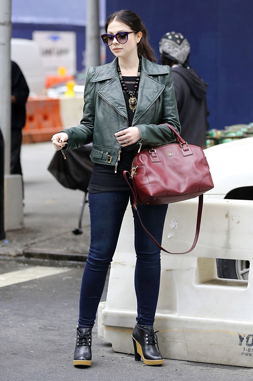 Michelle Trachtenberg accessorizes with Tory Burch PurseBlog