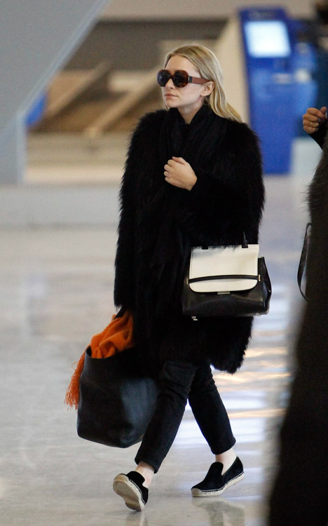 Ashley Olsen carries a new bicolor bag from The Row in Paris (3)