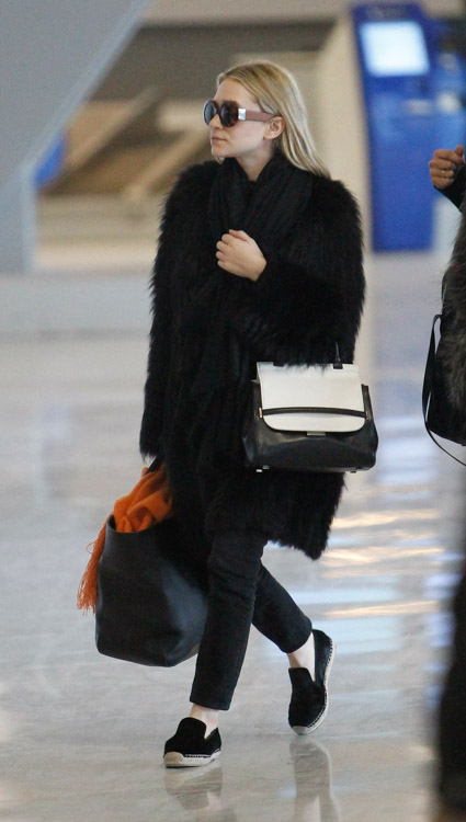 Ashley Olsen carries a new bicolor bag from The Row in Paris (2)