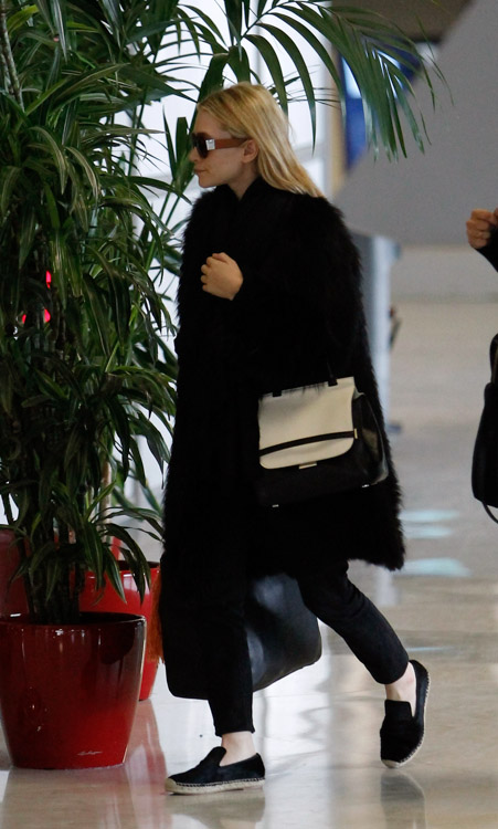 Ashley Olsen carries a new bicolor bag from The Row in Paris (1)