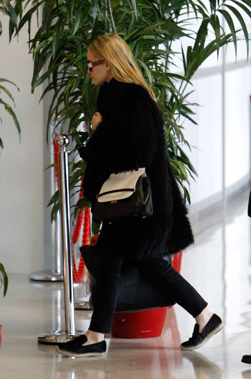 Ashley Olsen carries a new bicolor bag from The Row in Paris (4)