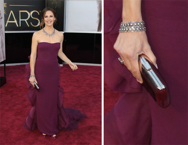 Jennifer Garner carries a Roger Vivier Clutch to the 2013 Academy Awards