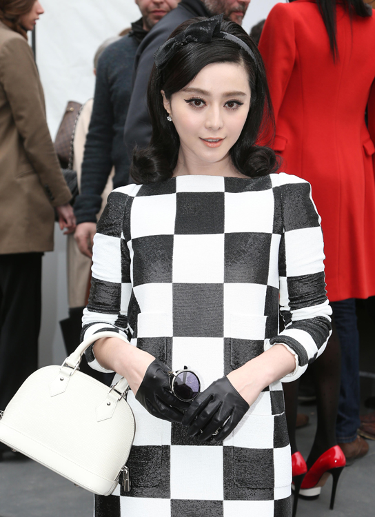 Celebrities and their bags at Paris Fashion Week (11)
