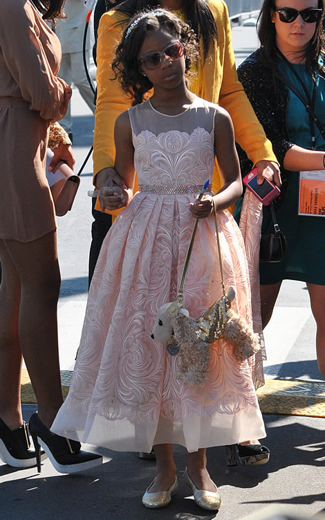 Quvenzhane Wallis Puppy Purse 7