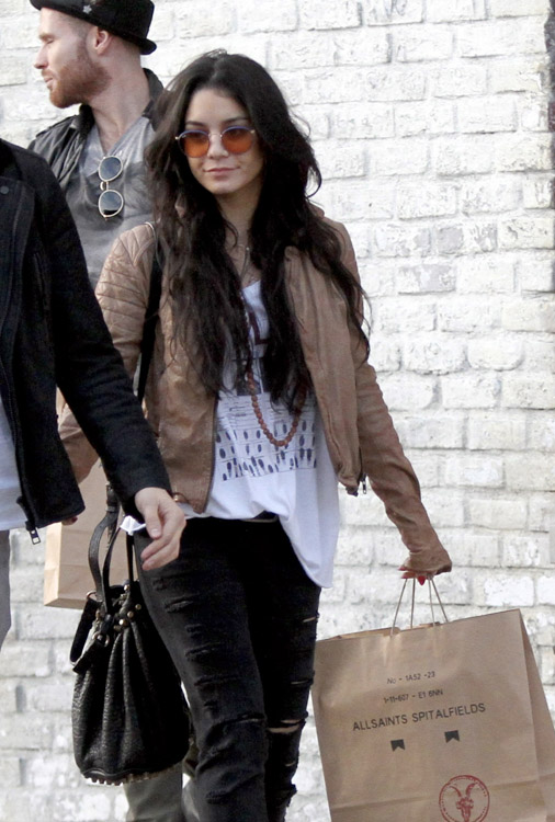 The Many Bags of Vanessa Hudgens (29)