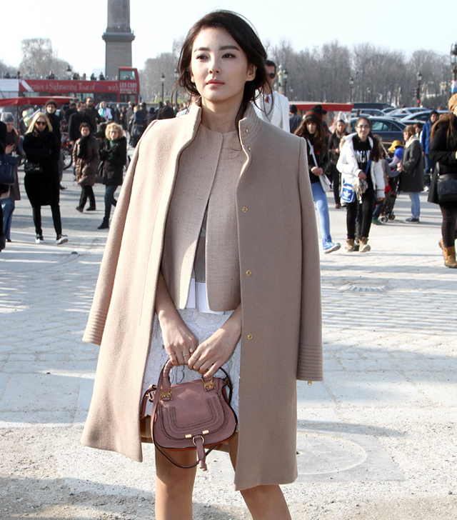 Celebrities and their bags at Paris Fashion Week (5)