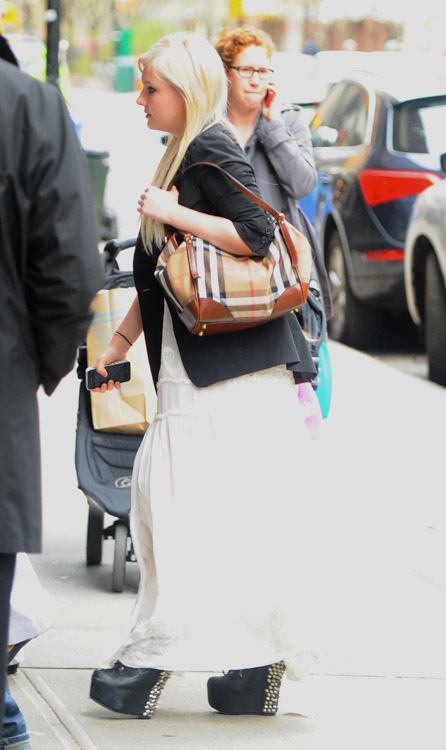 Abigail Breslin carries a Buchstaben Form mit jenem von BURBERRY in NYC (1)