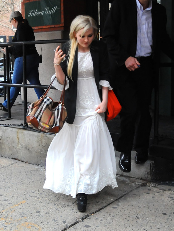 Abigail Breslin carries a Buchstaben Form mit jenem von BURBERRY in NYC (3)