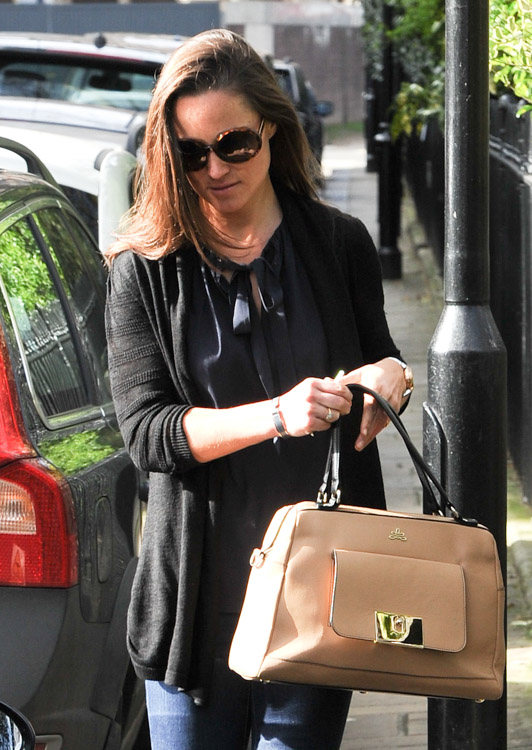 Pippa Middleton carries a tan leather satchel mystery bag (2)