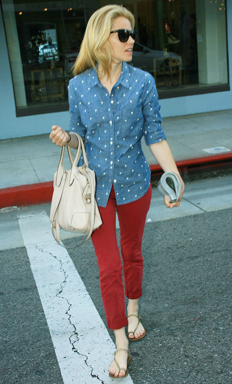 Elizabeth Banks carries a Tod's D-Styling Bag while leaving a hair salon in Beverly Hills (2)