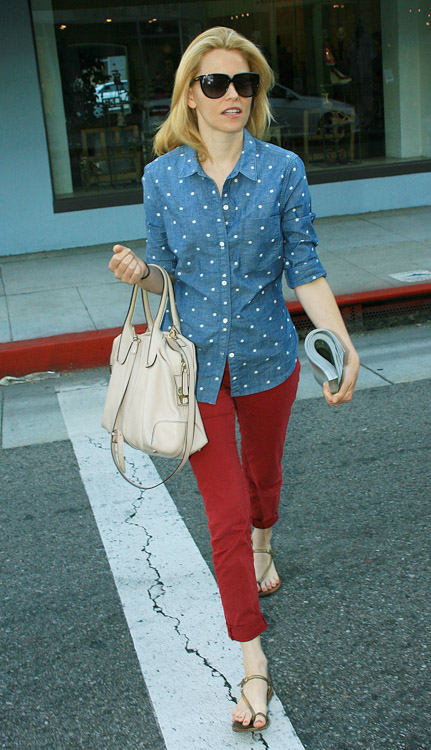 Elizabeth Banks carries a Tod's D-Styling Bag while leaving a hair salon in Beverly Hills (4)