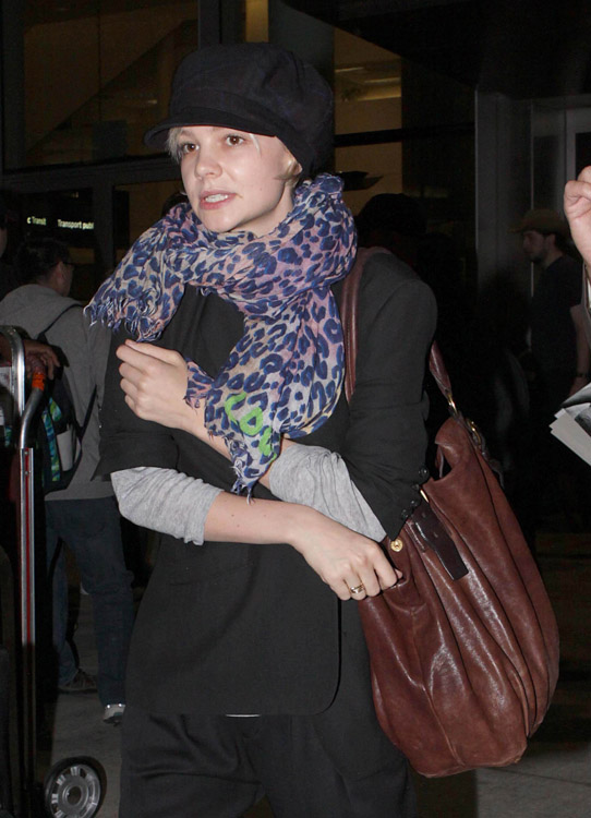 The Many Bags of Carey Mulligan (5)