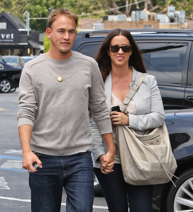 Alanis Morissette carries a Balenciaga Courier Bag in LA (2)