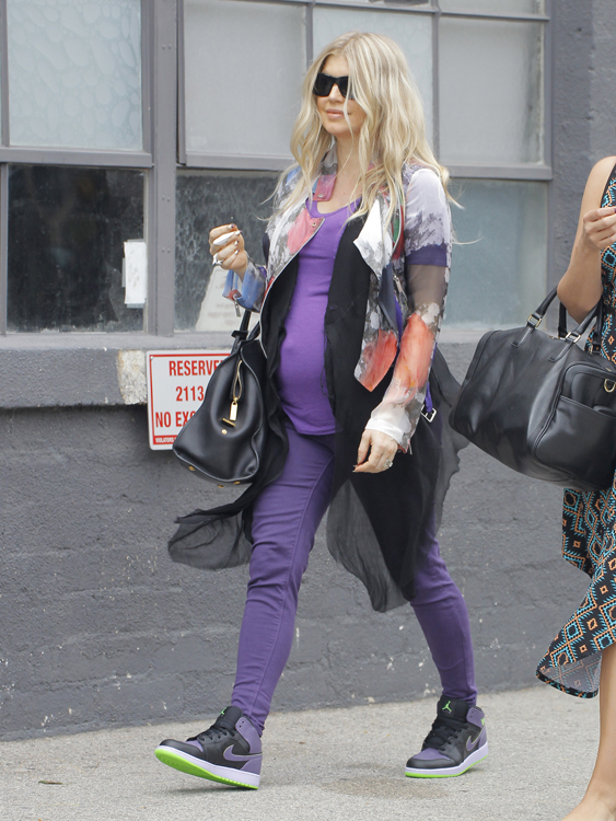 Fergie carries a black Saint Laurent Ligne Y Tote (3)