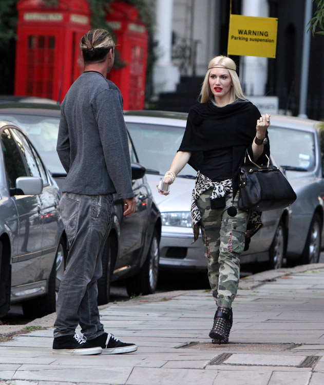 Gwen Stefani carries a black Viktor and Rolf Bombette Bag in London (1)