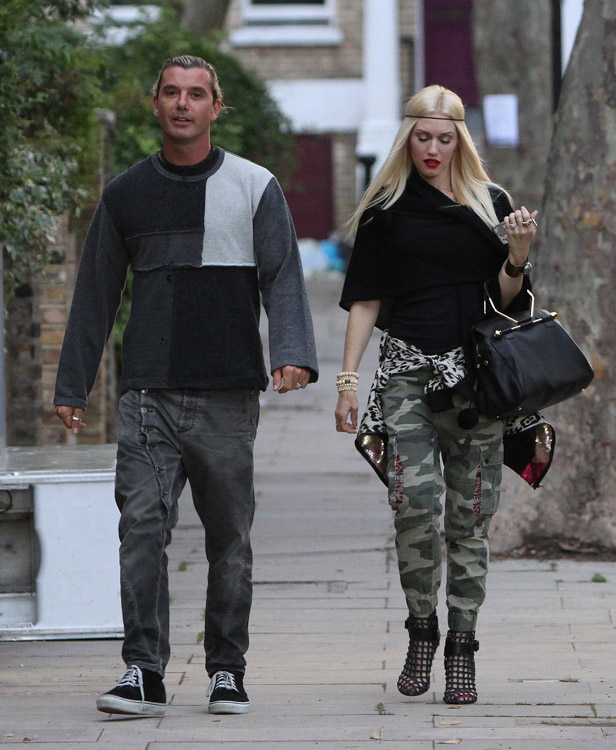 Gwen Stefani carries a black Viktor and Rolf Bombette Bag in London (3)