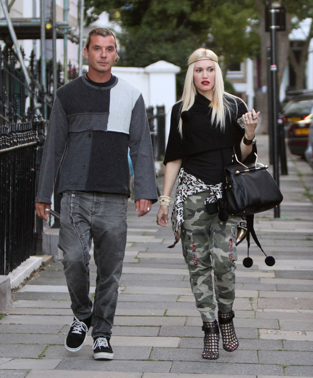 Gwen Stefani carries a black Viktor and Rolf Bombette Bag in London (2)