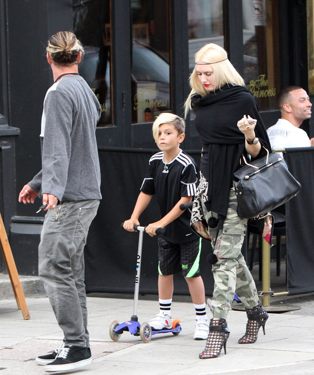 Gwen Stefani carries a black Viktor and Rolf Bombette Bag in London (4)