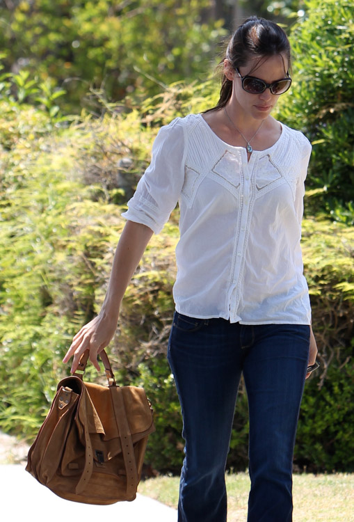 The Many Bags of Jennifer Garner (11)