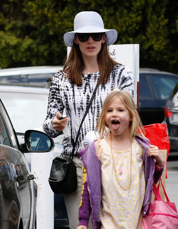 The Many Bags of Jennifer Garner (36)