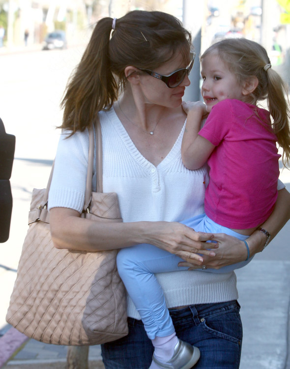 The Many Bags of Jennifer Garner (8)