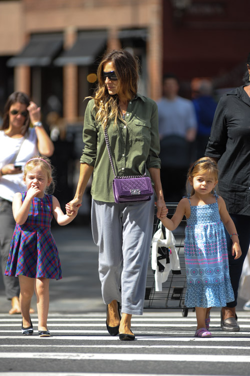 Sarah Jessica Parker carries a purple velvet Chanel Boy Bag in NYC (3)