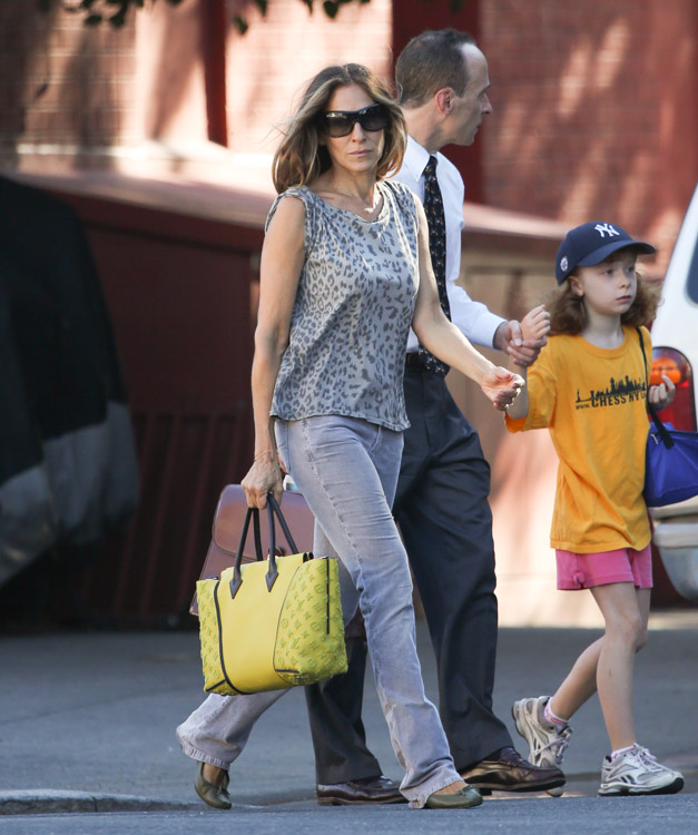 Sarah Jessica Parker carries a yellow Louis Vuitton bag in NYC (3)