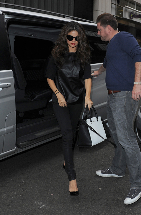 Selena Gomez carries a black and white MICHAEL Michael Kors bag in London (4)