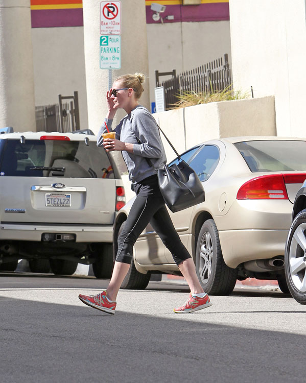 Kirsten Dunst carries a Mansur Gavriel Bucket Bag in LA (1)