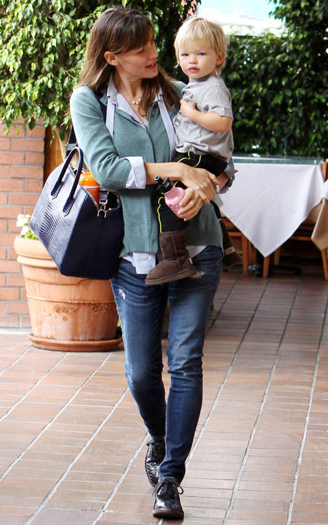 Jennifer Garner Givenchy Antigona Bag-3