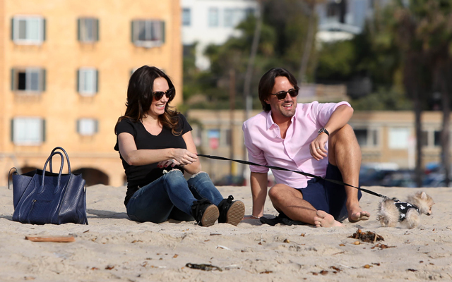 Tamara Ecclestone carries a blue snakeskin Celine tote at the beach (5)