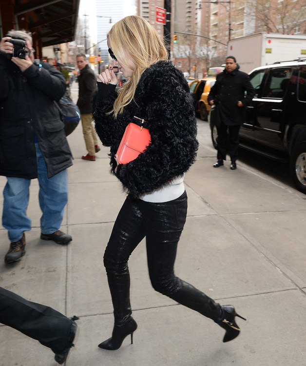Kate Hudson Goes Modern with an M2Malletier Clutch - PurseBlog