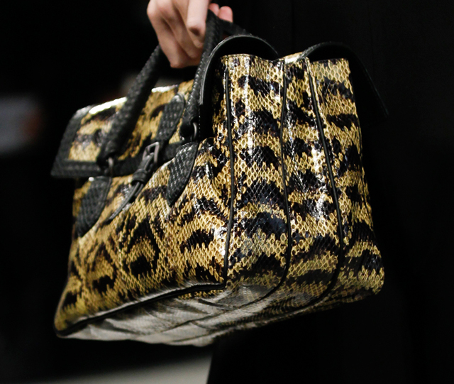 BOTTEGA VENETA: bag in woven leather - Black | Bottega