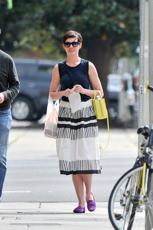 Anne Hathaway Balenciaga Papier A4 Mini Tote-1