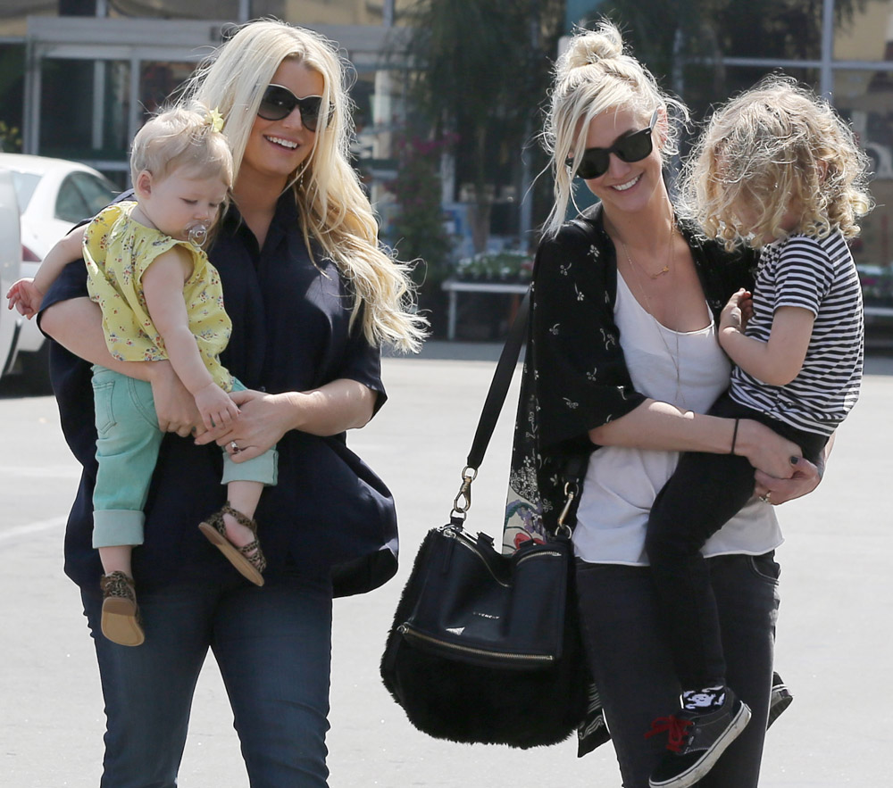 The Many Bags of Celebrity Moms-14