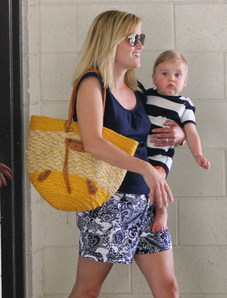 The Many Bags of Celebrity Moms-21