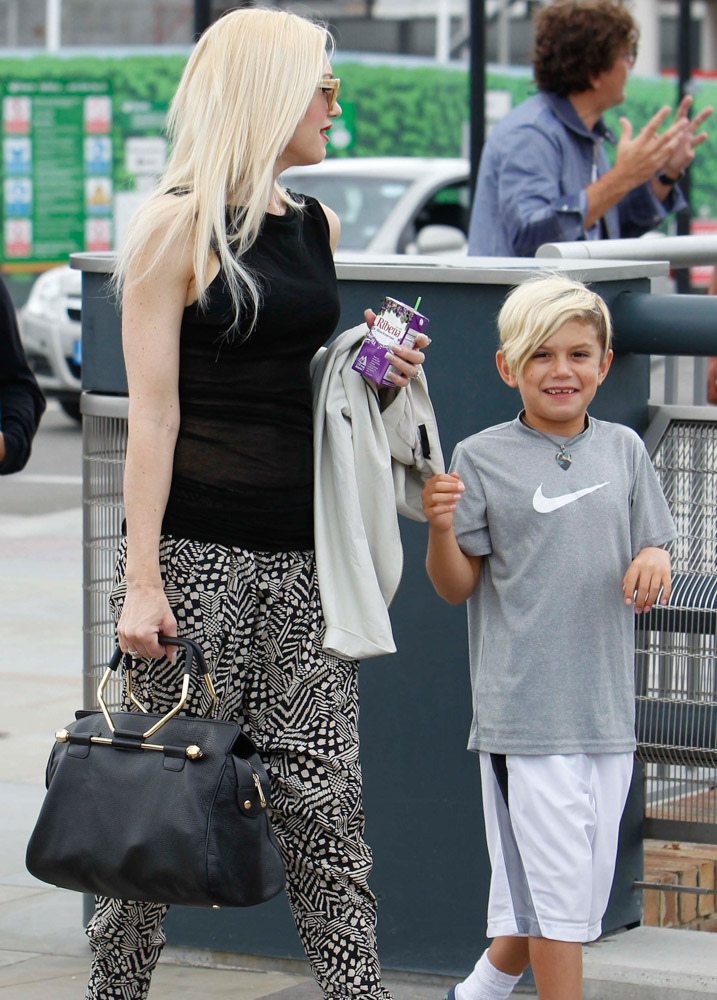 The Many Bags of Celebrity Moms-23
