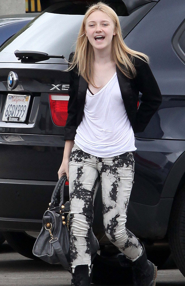 The Many Bags of Dakota and Elle Fanning-1