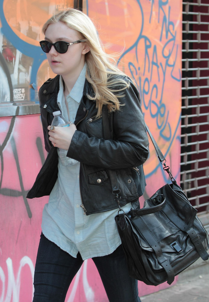 The Many Bags of Dakota and Elle Fanning-10