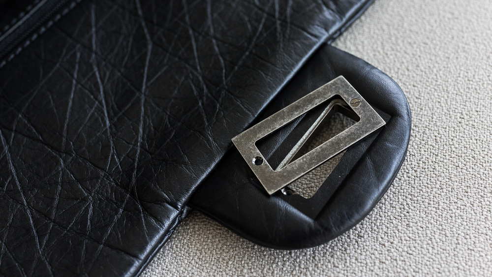 The broken $5000 Chanel Bag - Detail
