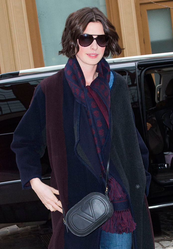 Anne-Hathaway-Valentino-Logo-Go-Mini-Crossbody-Bag