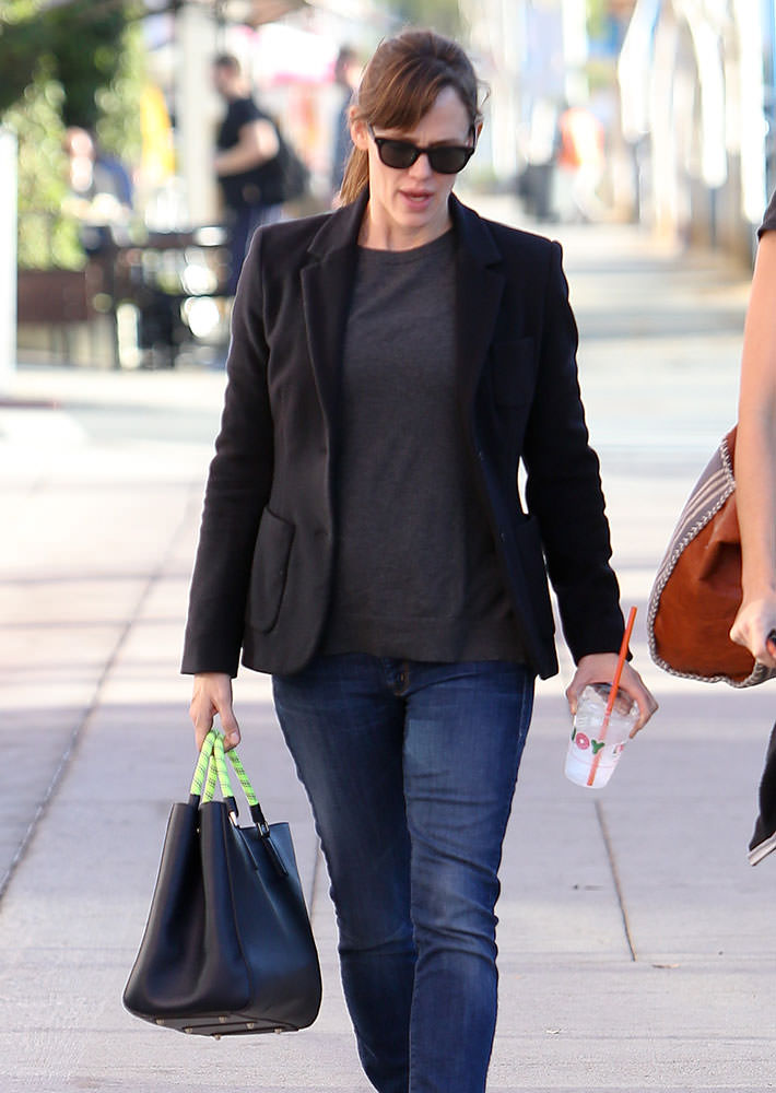 Jennifer-Garner-Anya-Hindmarch-Ebury-Maxi-Featherweight-Tote