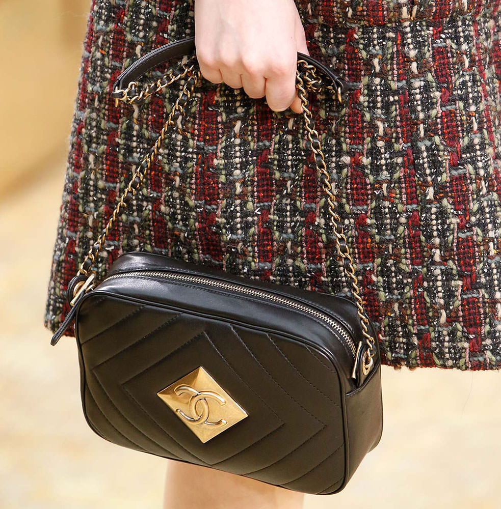 Chanel-Fall-2015-Handbags-29