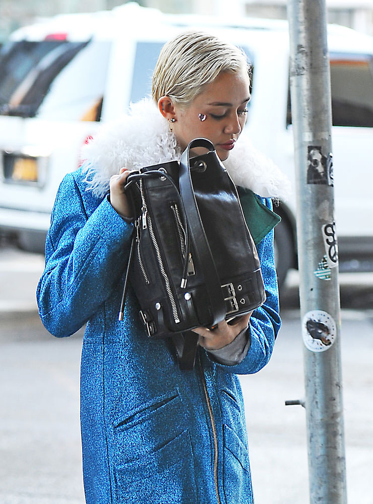 Miley-Cyrus-Saint-Laurent-Rider-Bucket-Bag