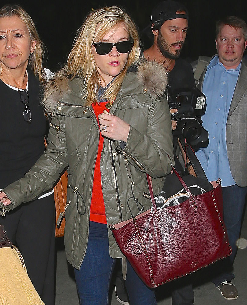 Reese-Witherspoon-Valentino-Large-Rockstud-Tote