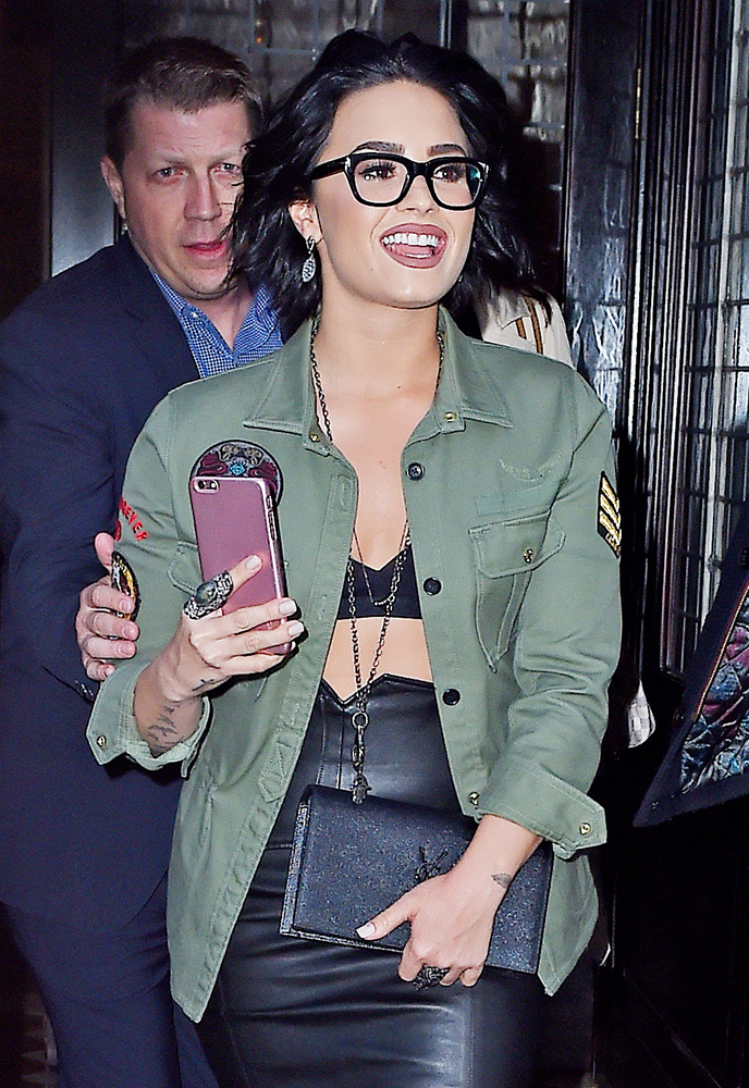 Demi-Lovato-Saint-Laurent-Belle-de-Jour-Clutch