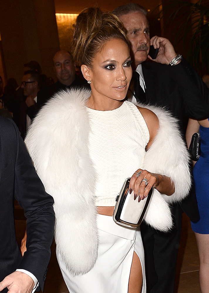 Jennifer-Lopez-Roger-Vivier-Boite-de-Nuit-Clutch