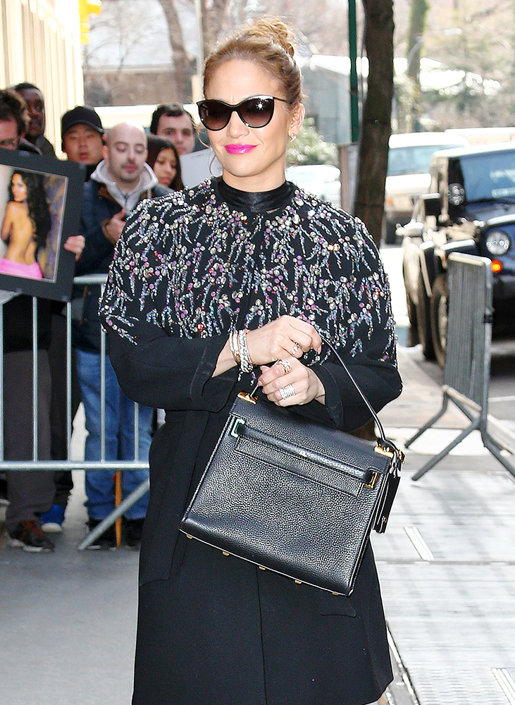 Jennifer-Lopez-Valentino-My-Rockstud-Bag-Black