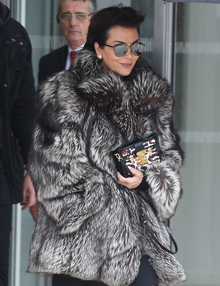 Kris-Jenner-Louis-Vuitton-Petite-Malle-Clutch