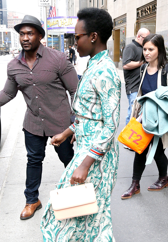 Lupita-Nyongo-M2Malettier-Fleur-du-Mal-Clutch